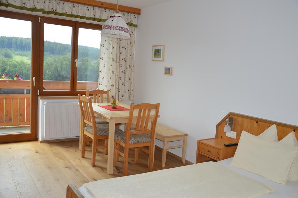 Ferienwohnung Biobauernhof Wolf-Hof Pressbaum Zimmer foto